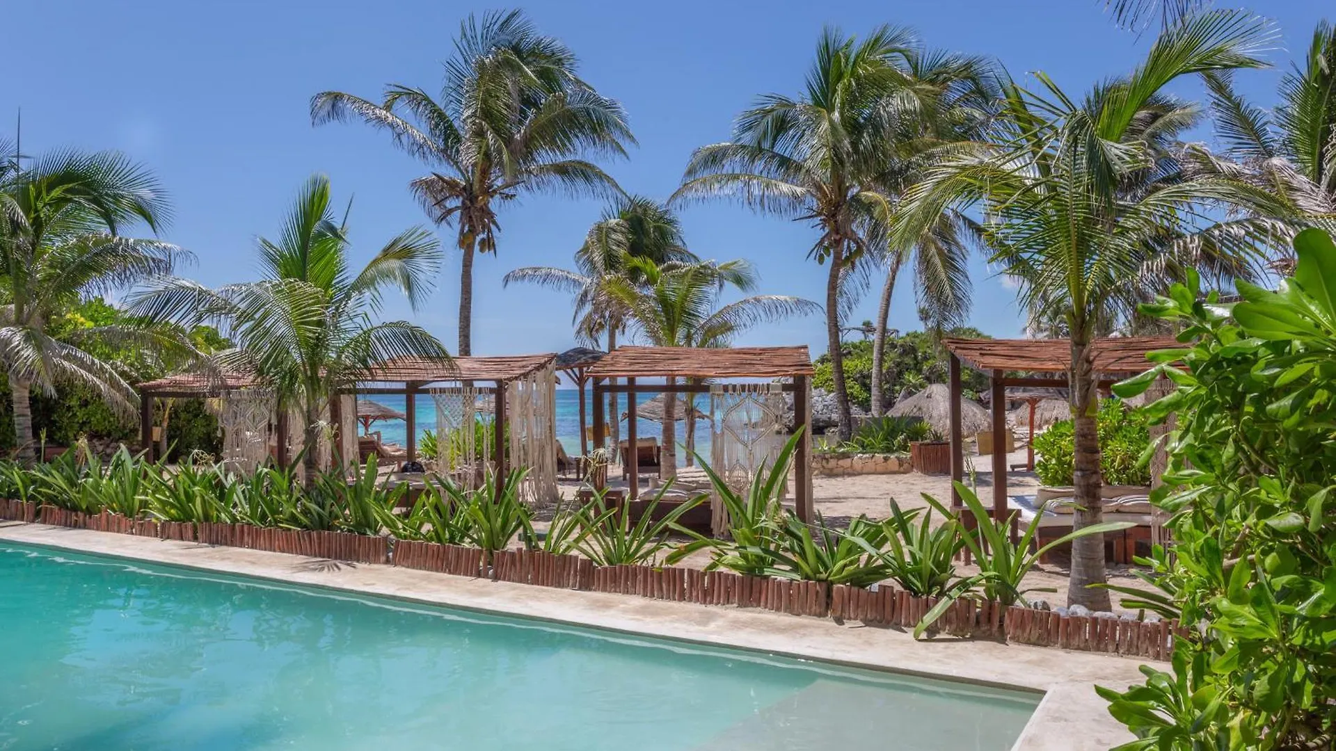 Zona Hotelera Tulum: 4 Hoteles de 4 Estrellas Comparados