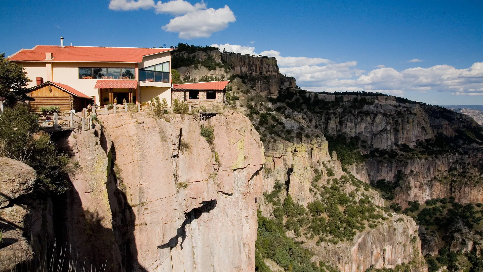 Dónde Hospedarse en Barranca del Cobre: 4 Resorts Destacados