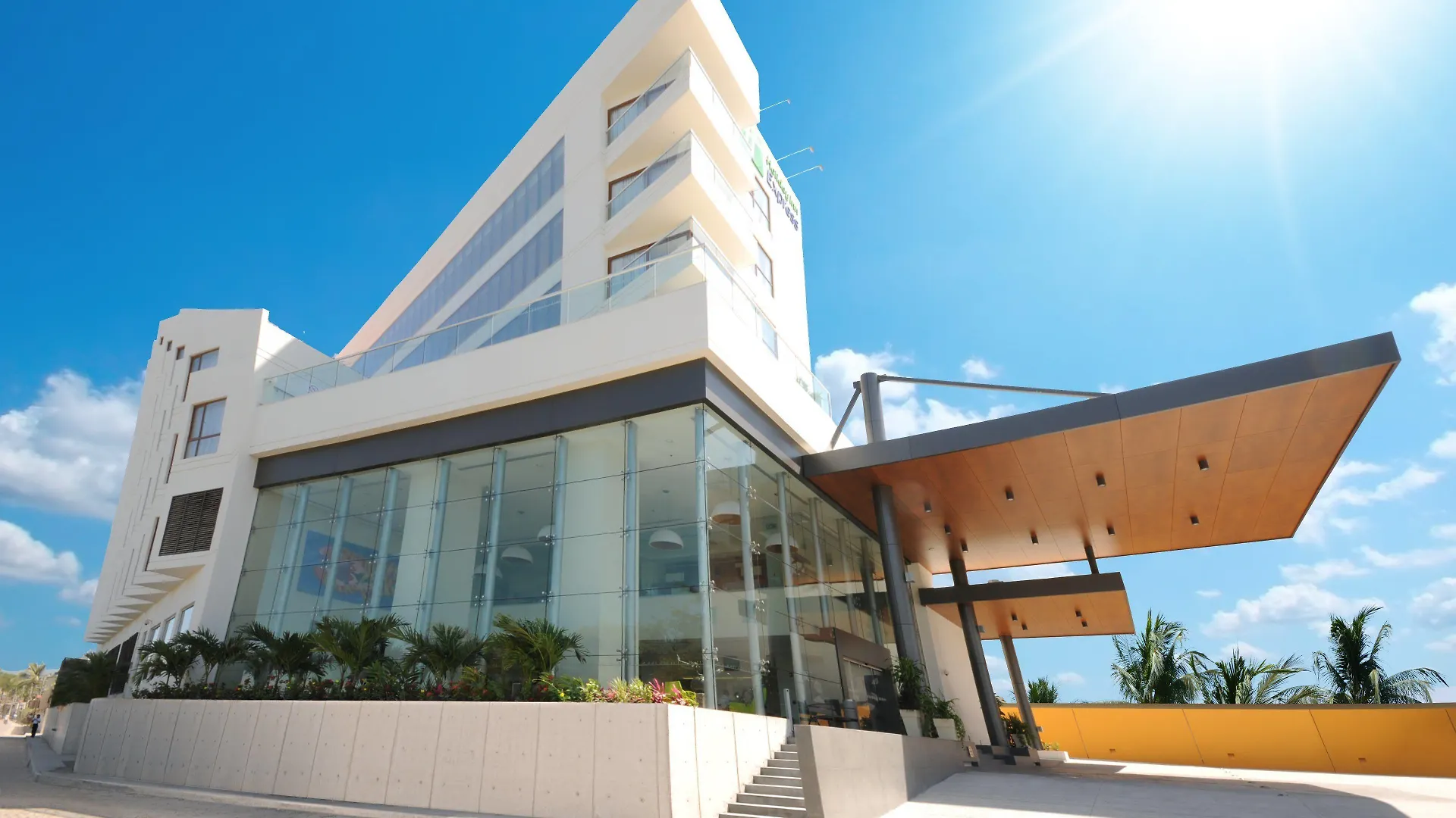 5 Hoteles Cerca del Aeropuerto y Aquaventuras Park que Vale Reservar